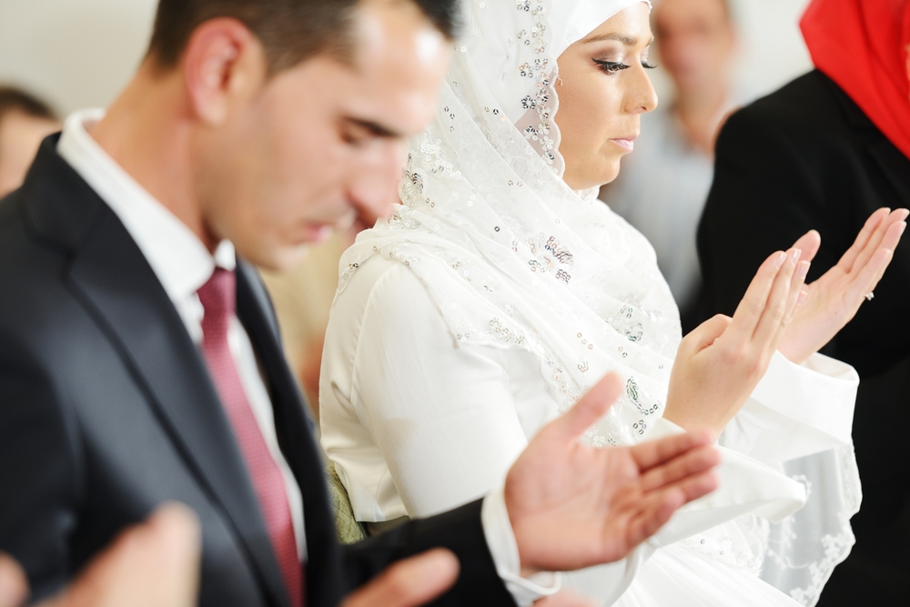 Histoire et symbolisme du hijab dans la culture du mariage.